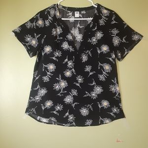 black old navy blouse with flowers in the form of a v-neckline size M